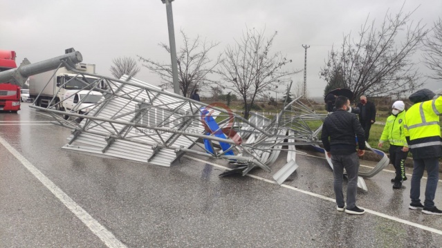 Tır tabelaları uçurdu, Bursa-Yalova yolunda trafik durdu