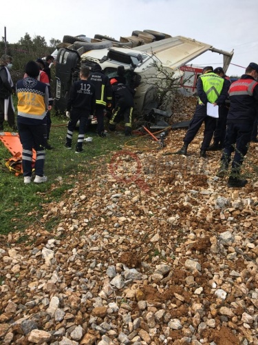 İznik-Karamürsel karayolunda hafriyat kamyonu devrildi