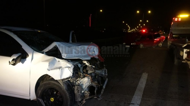 Bursa’da İstanbul-Bursa-İzmir otoyolunda yaşanan kazada direksiyon hakimiyetini kaybeden otomobil sürücüsü bariyerlere çarptı. Arkasından gelen otomobilinde duramayarak öndeki otomobil ile çarpıştı.