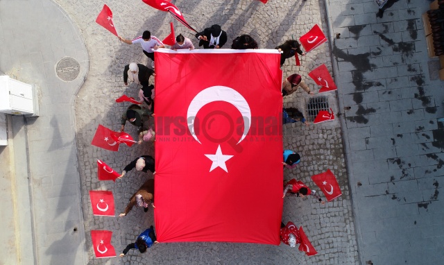 100 yıl sonra belgesel çekimi için  ilk en büyük Türk bayrağı Adana'da yeniden asıldı