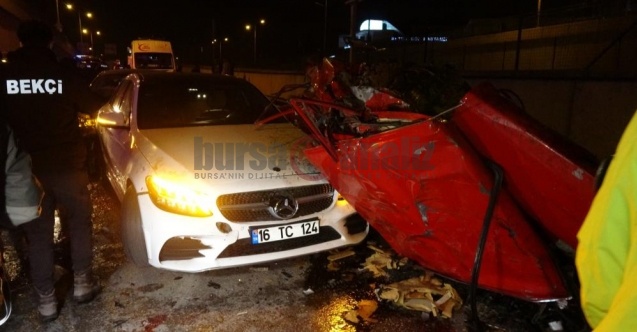Bursa’da, gece saatlerin 7 aracın karıştığı zincirleme kazada 1’i ağır 10 kişi yaralandı.