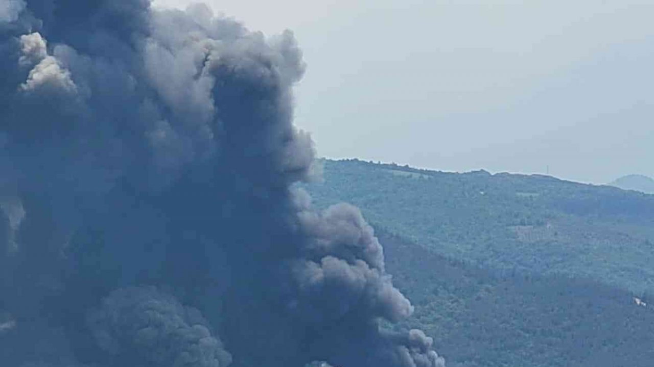 Bursa’da Barakfakih Organize Sanayi Bölgesindeki bir fabrikada yangın çıktı. Bölgeye çok sayıda itfaiye ekibi sevk edildi.