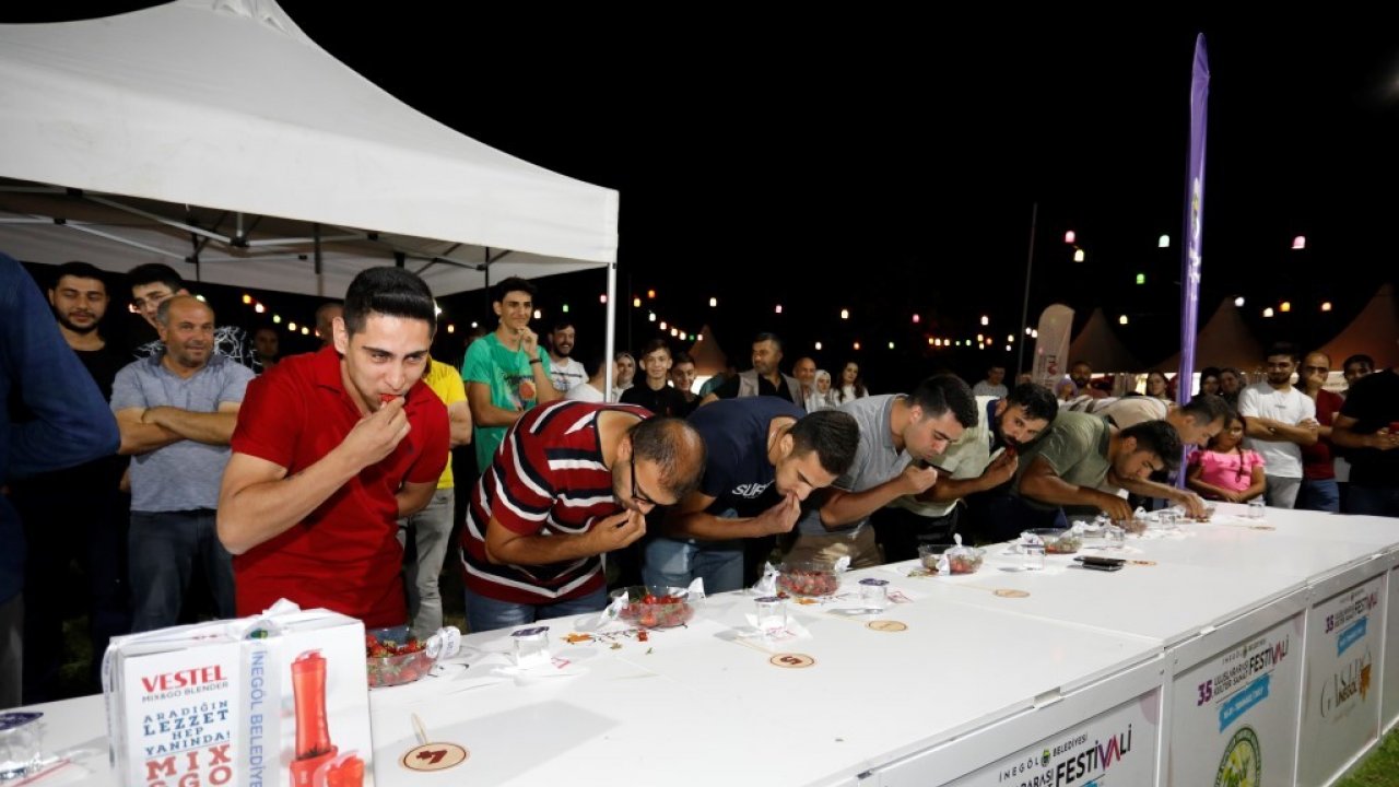Bursa’da çilek yeme yarışması