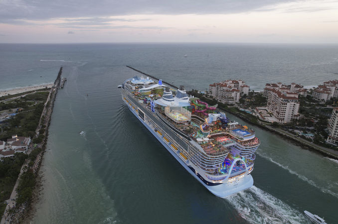 Dünyanın en büyük yolcu gemisi "Icon of the Seas" yola çıktı!