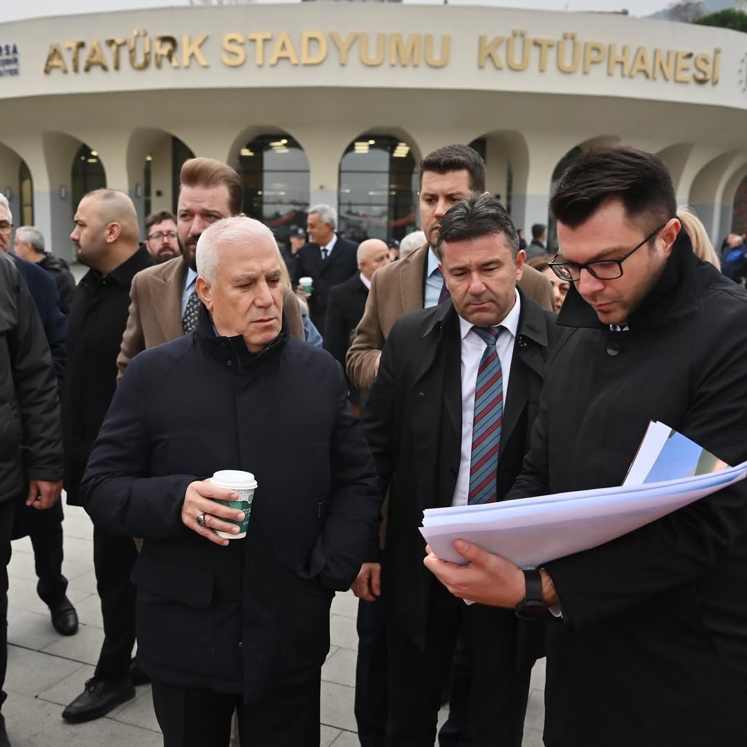 Bursa’da ‘Yeni Yıl Meydanı’na Geri Sayım Başladıyeni Yıl Heyecanını Kentin Merkezinde Coşkuyla Yaşatmaya Hazırlanan Bursa Büyükşehir Belediyesi, Eski Atatürk Stadyumu Alanında ‘Bursa Yeni Yıl Meydanı’nı Oluşturuyor. B (3)