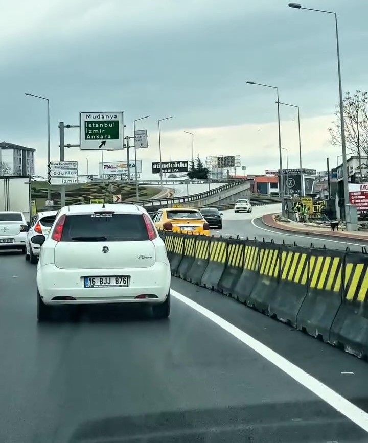 Acemler Sonrası İzmir Yolu Ve Mudanya Yolu Duba Ve Beton Bariyerlerle Ayrıldı... Frame At 0M19S