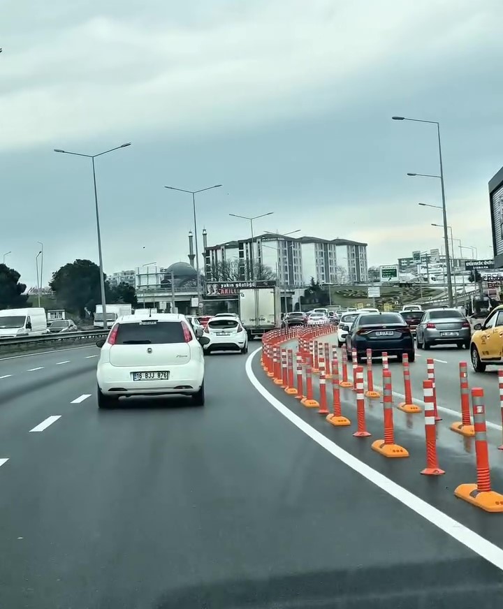 Acemler Sonrası İzmir Yolu Ve Mudanya Yolu Duba Ve Beton Bariyerlerle Ayrıldı... Frame At 0M3S