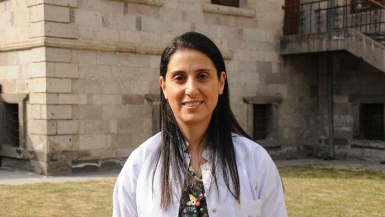 Kadın Hastalıkları Uzmanı Dr. Karadağ, 'çikolata kisti' konusunda uyardı