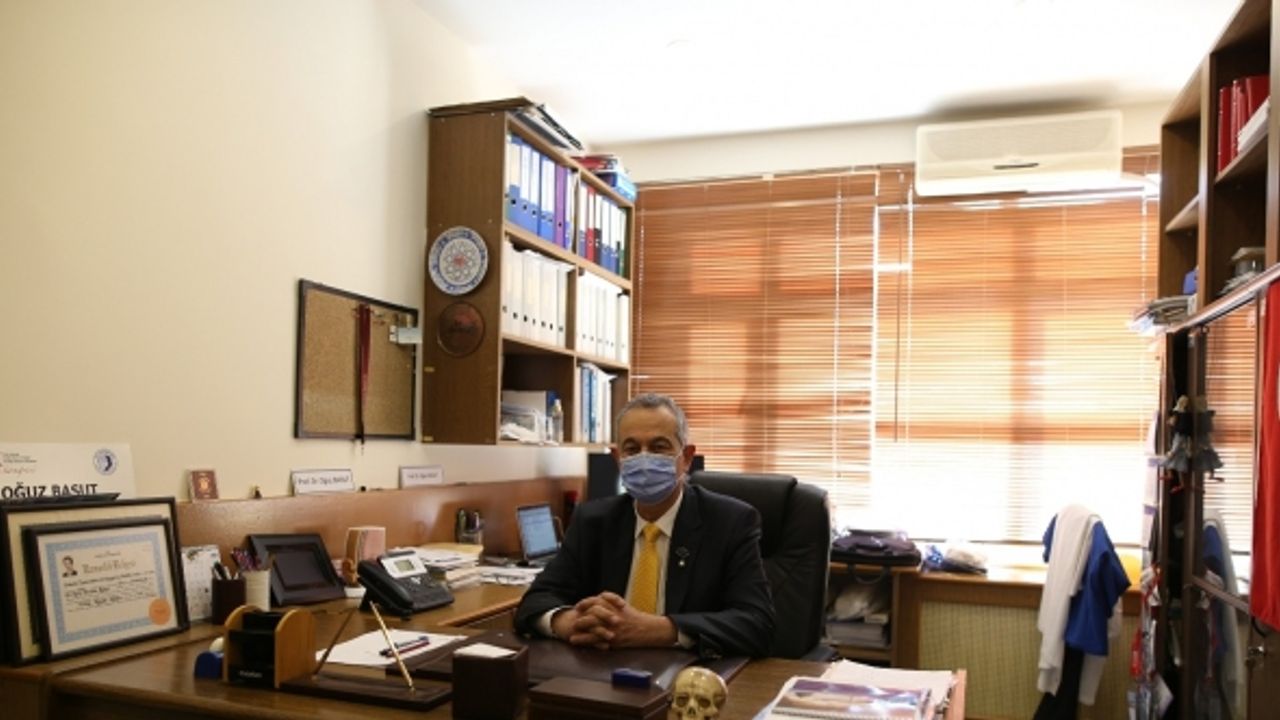 Ameliyat sırasında fenalaşan doktor ayağına serum takıp operasyona devam etti