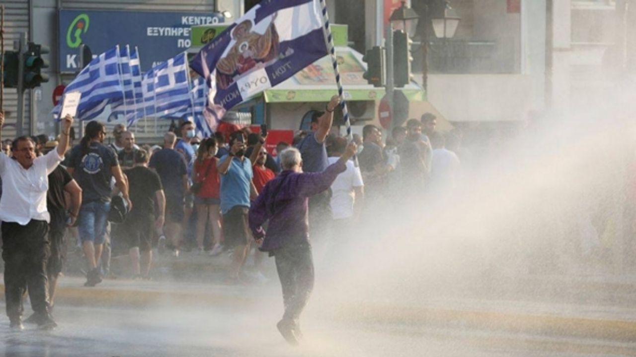 Atina'da aşı zorunluluğuna karşı düzenlenen protesto çatışmaya dönüştü