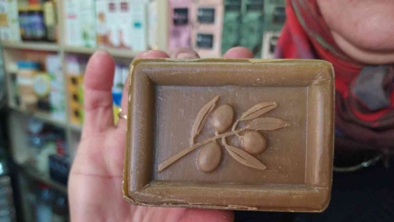 61 yaşında ama saçları jön gibi!