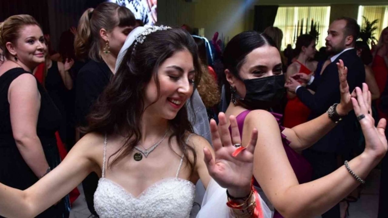 Oyuncu Aslıhan Gürbüz Bursa'da kardeşinin düğününde çiftetelli oynadı