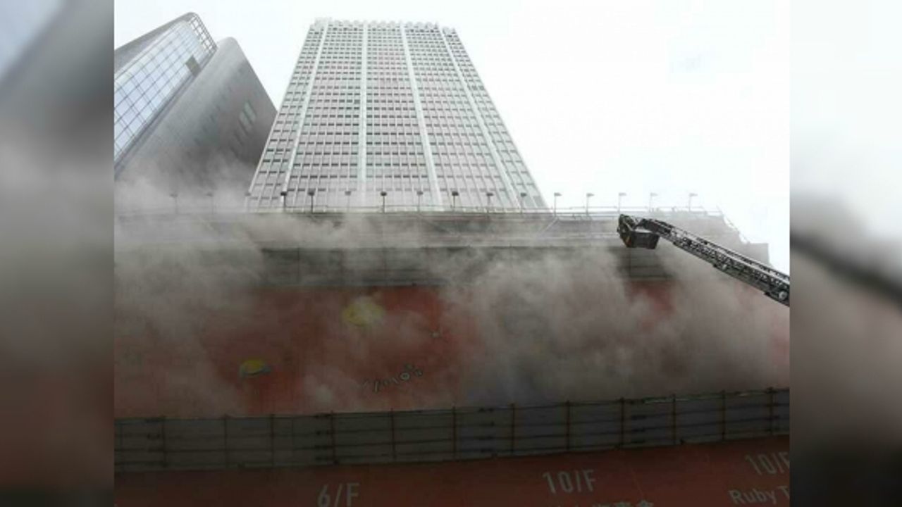 Hong Kong Dünya Ticaret Merkezi'nde yangın!