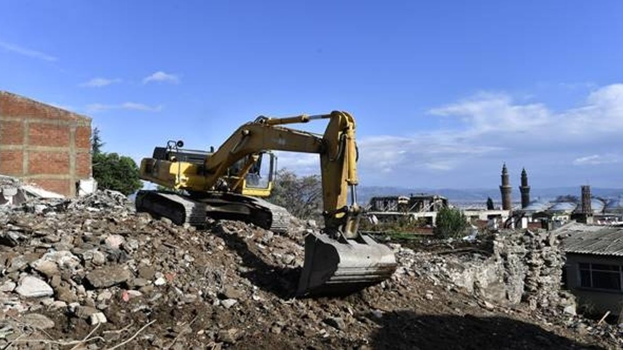 Osmangazi Belediyesi: Kavaklı Mahallesi’ndeki riskli binaların yıkımını sürdürüyor