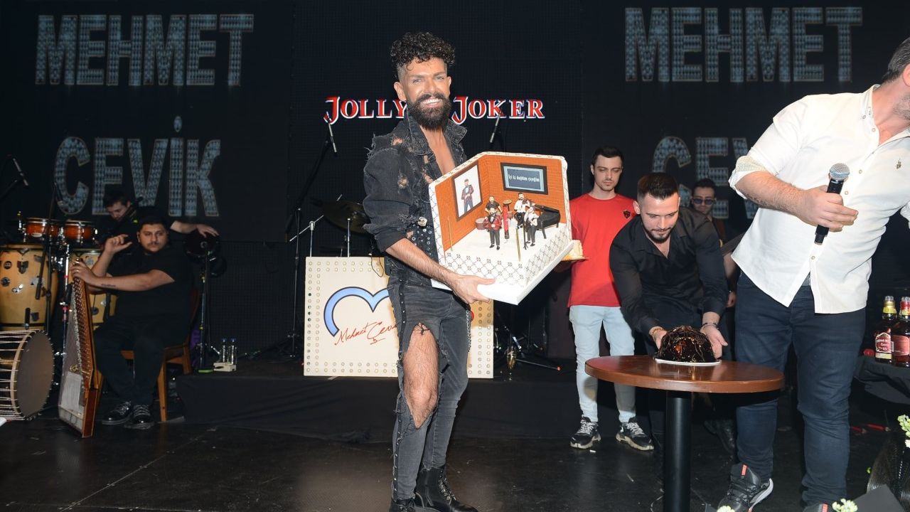 Mehmet Çevik yeni yaşını sahnede kutladı