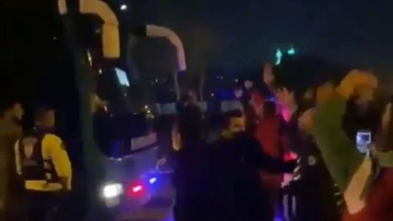 Bursaspor taraftarları takım otobüsünün önünü kesti