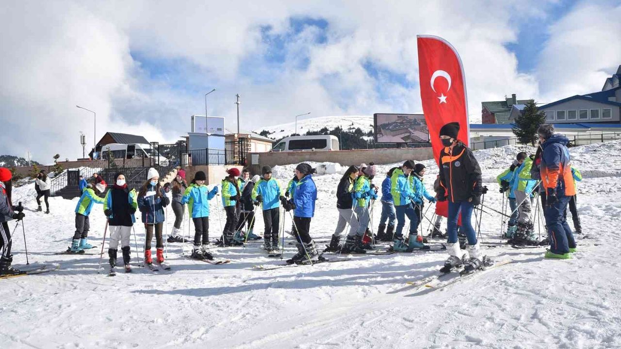 Büyükşehir Belediyesi öğrencileri kayak sporu ile buluşturuyor