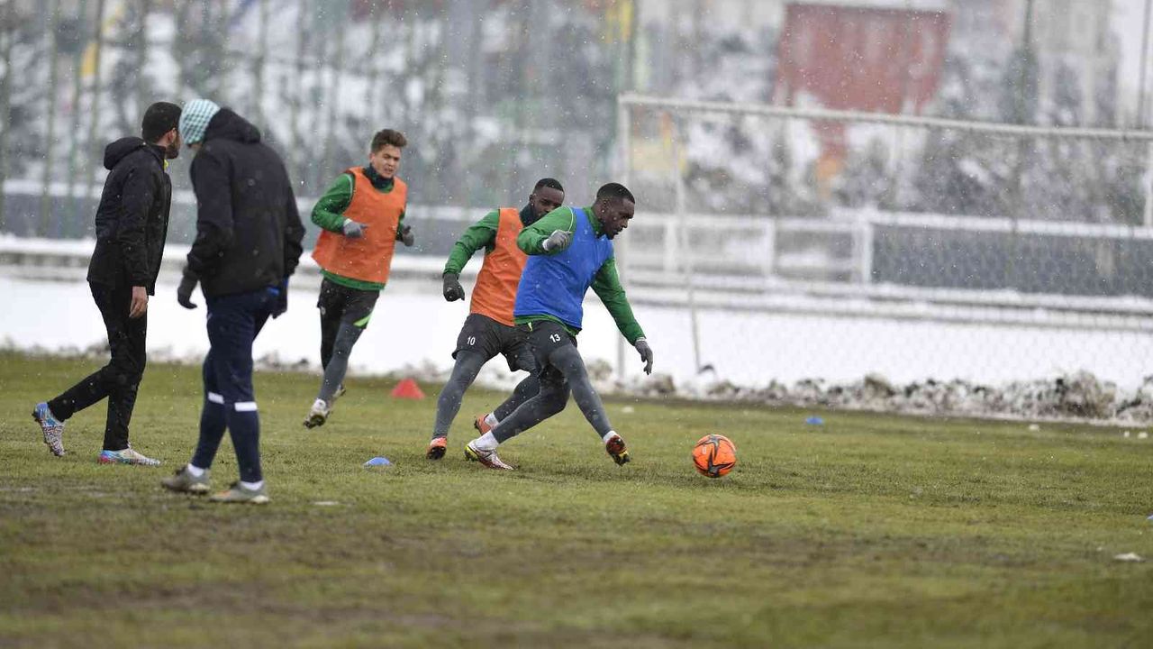 Bursaspor hazırlıklarına çift kale maç yaparak devam etti