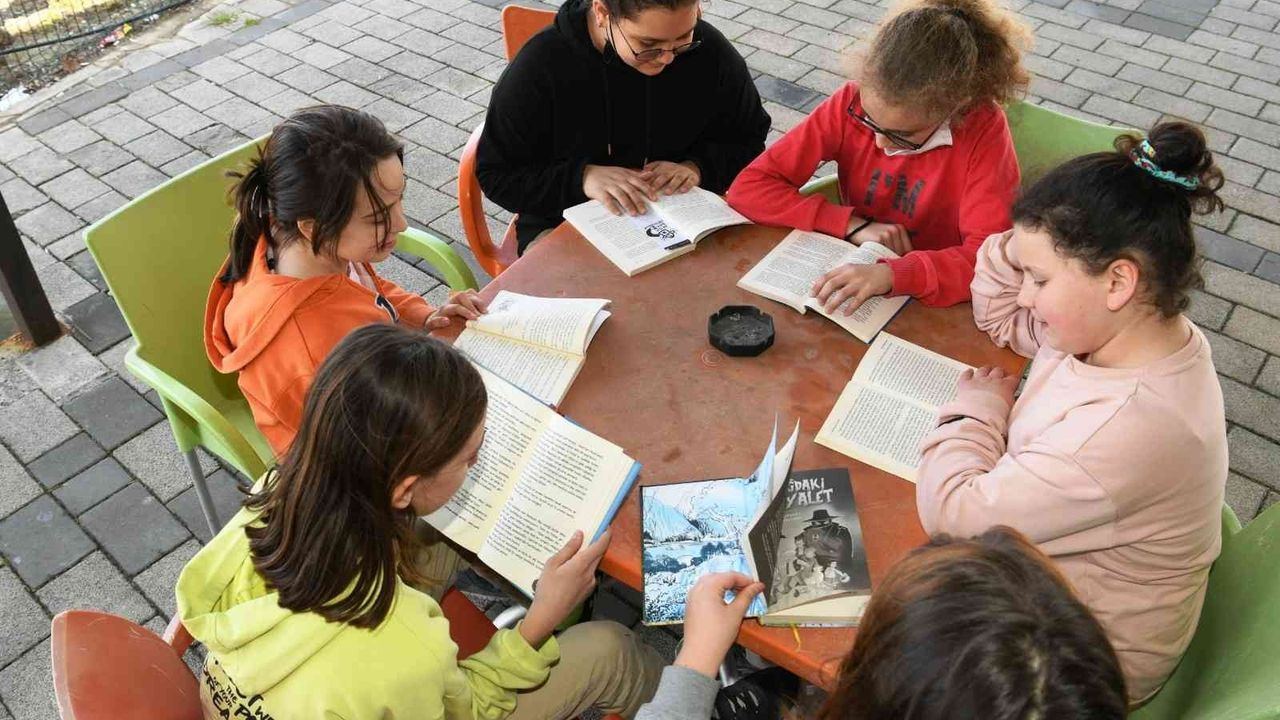 Çanakkale’de öğrenci ve öğretmenler açık havada kitap okudu
