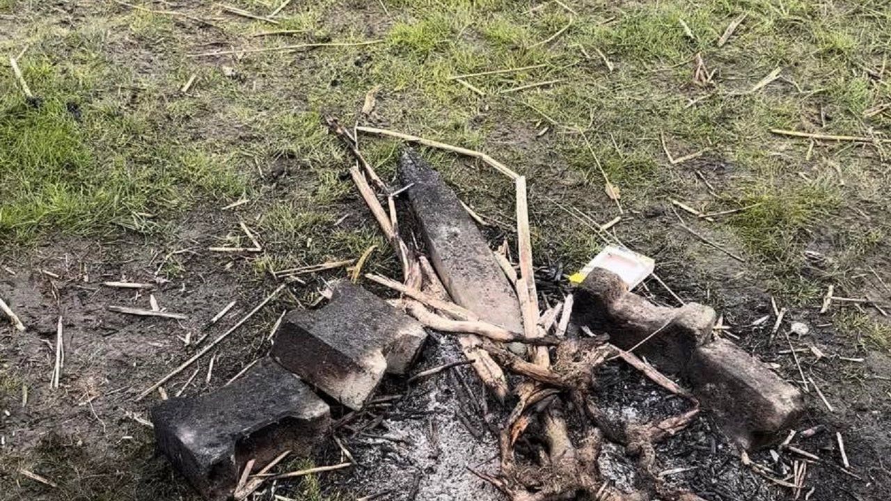Ahşap piknik masası, şehir magandaları tarafından parçalanarak yakıldı!