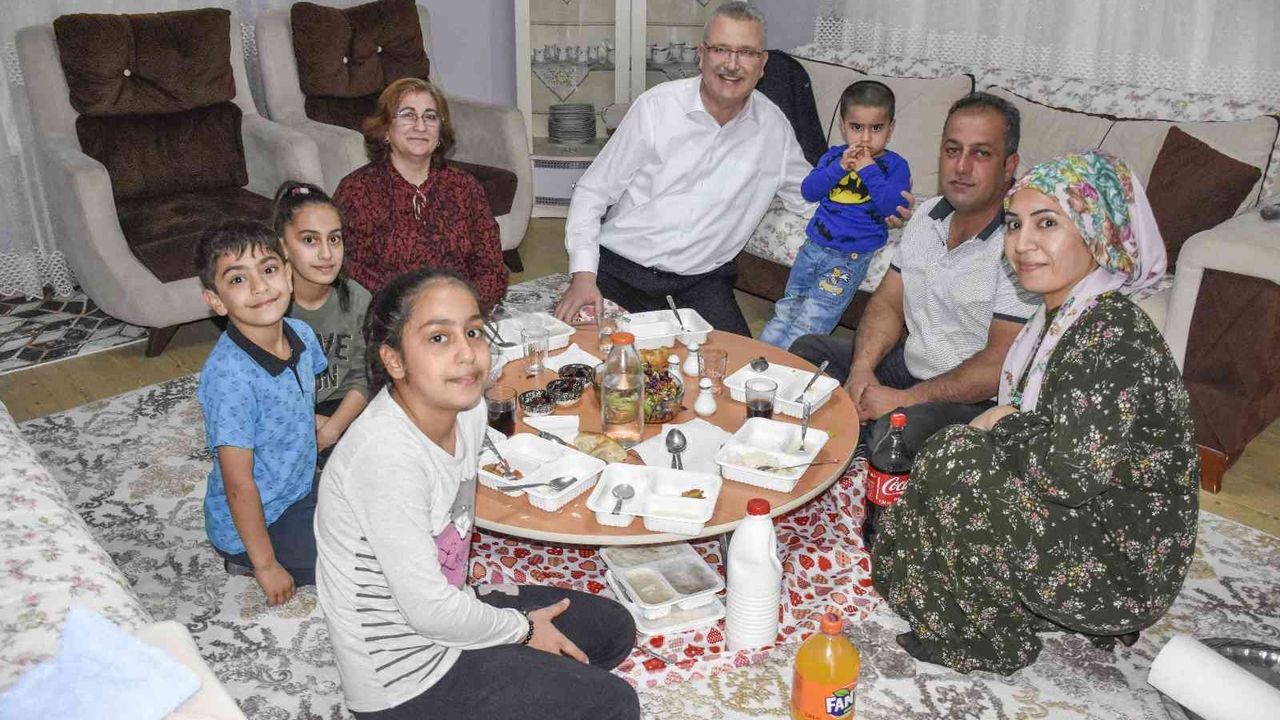 Ali Özkan, her akşam vatandaşlarla aynı sofrada iftar yapıyor
