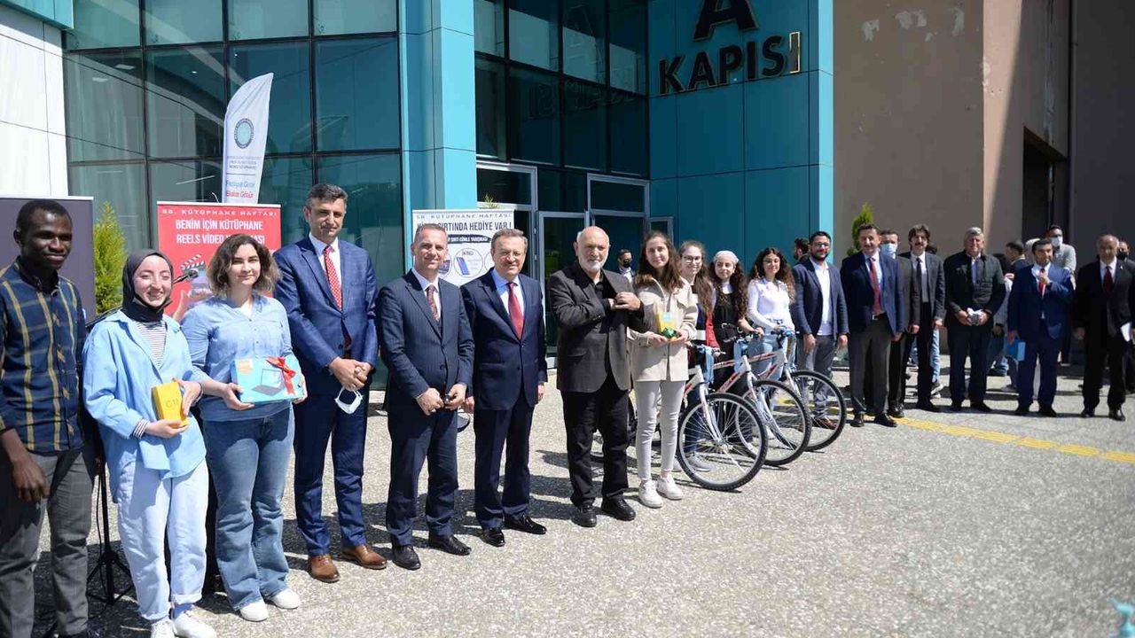 Bursa’da Kütüphane Haftası’nda öğrencilere ödüller verildi