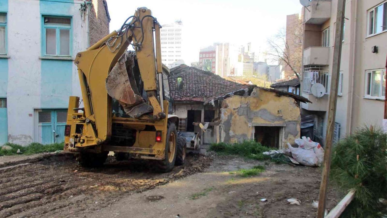 Osmangazi de Metruk binalar yıkılıyor, mahalleler nefes alıyor