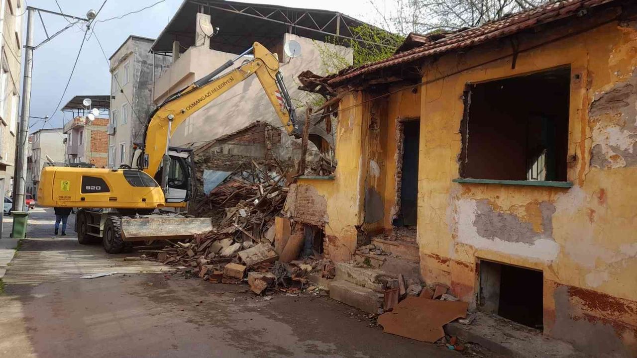 Osmangazi’de 2 metruk bina yıkıldı