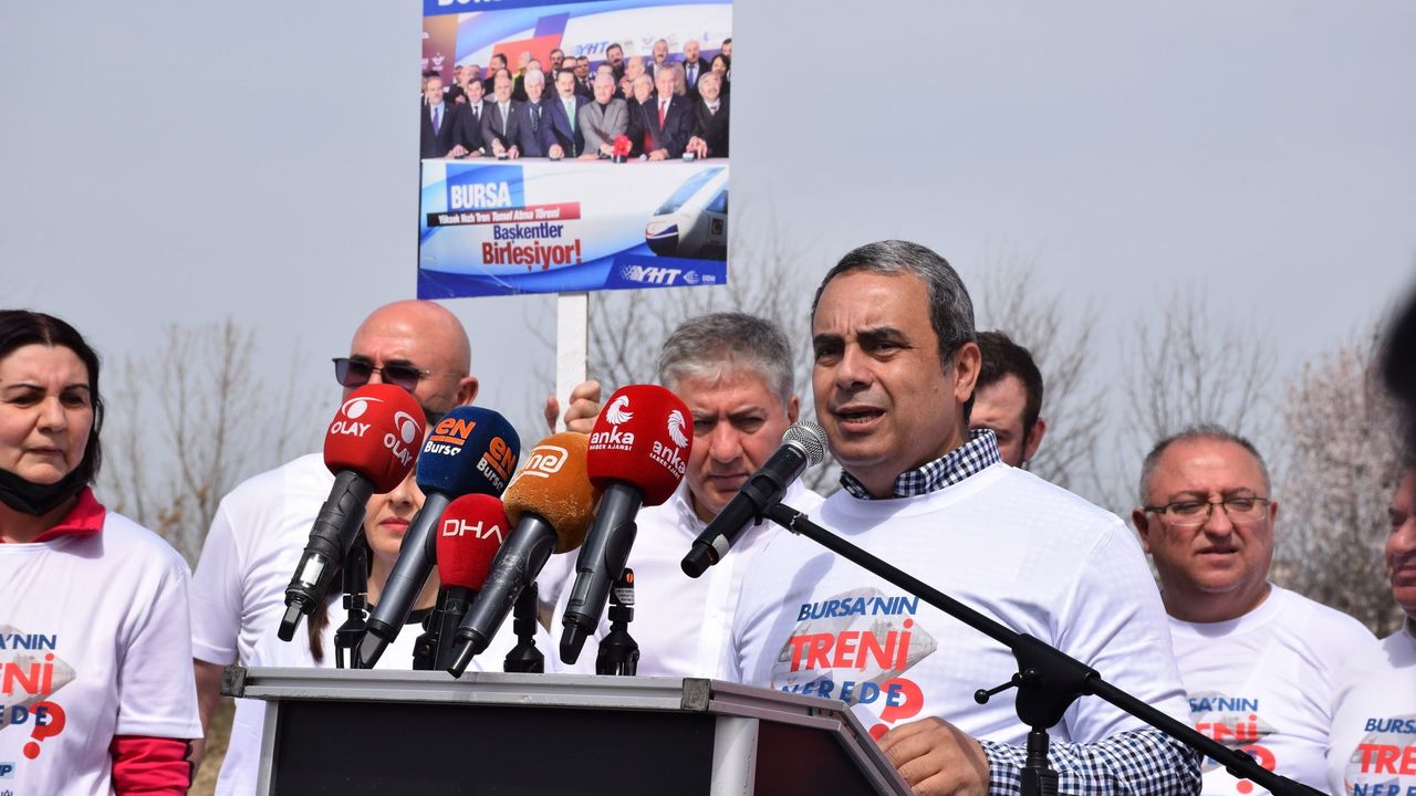 CHP İl Örgütü, bitmek bilmeyen Yüksek Hızlı Tren'i protesto etti