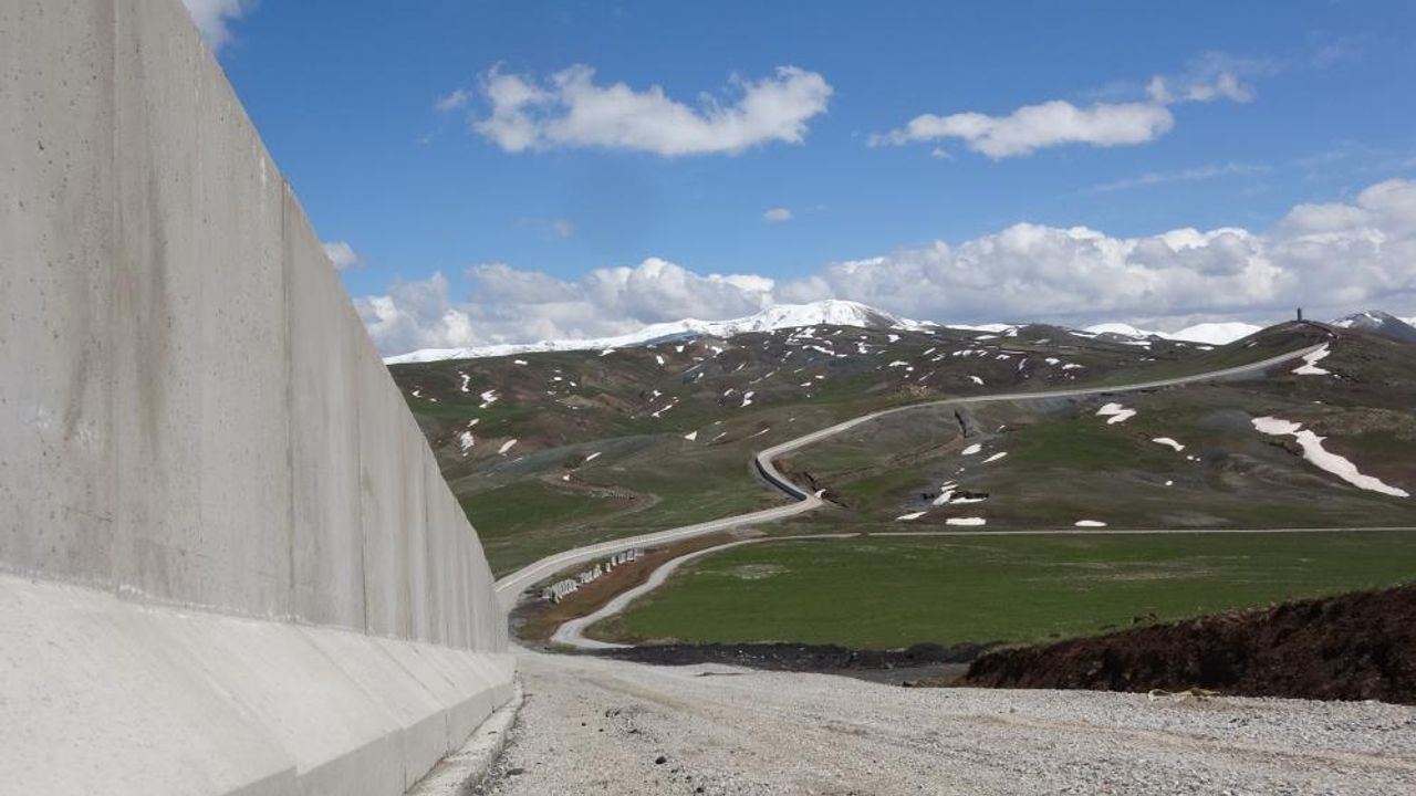İran sınırına yeni duvarlar örülüyor