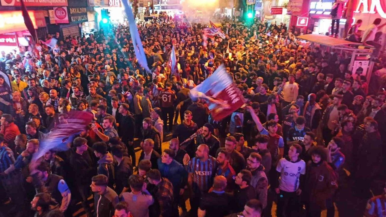 Bursa’da Trabzonspor’un şampiyonluğu coşkuyla kutlandı