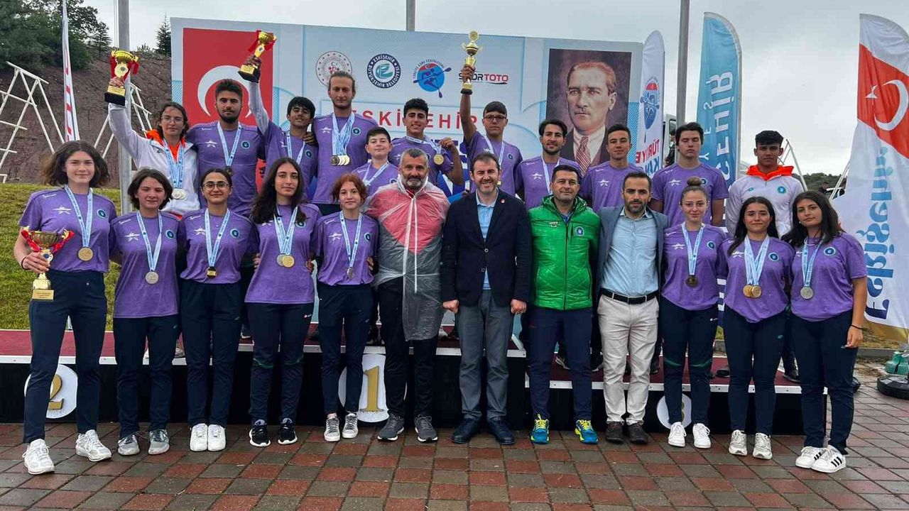 Bursa Büyükşehir Belediyespor Kulübü Kanocuları, Eskişehir’den 4 kupa, 36 madalyayla döndü