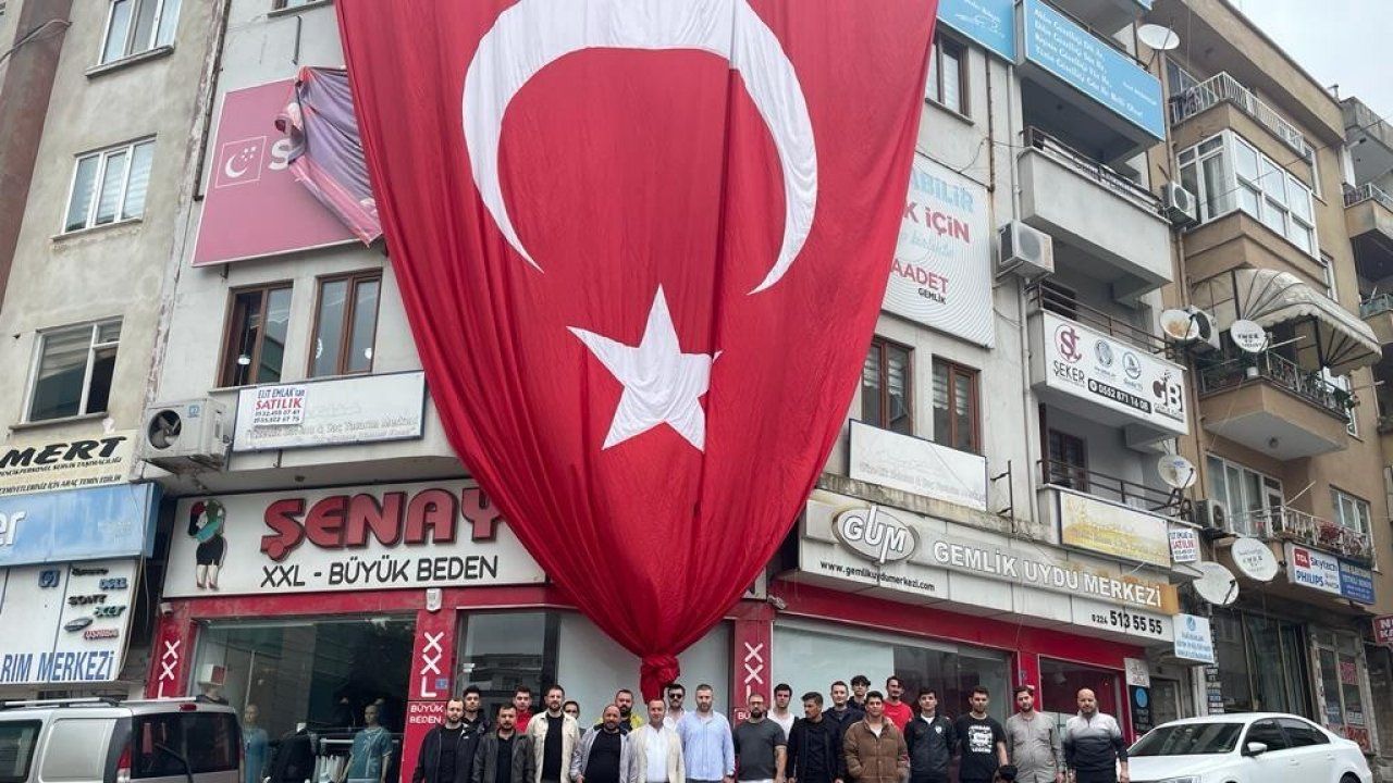 MHP Gemlik İlçe Başkanı'ndan bayrak sitemi