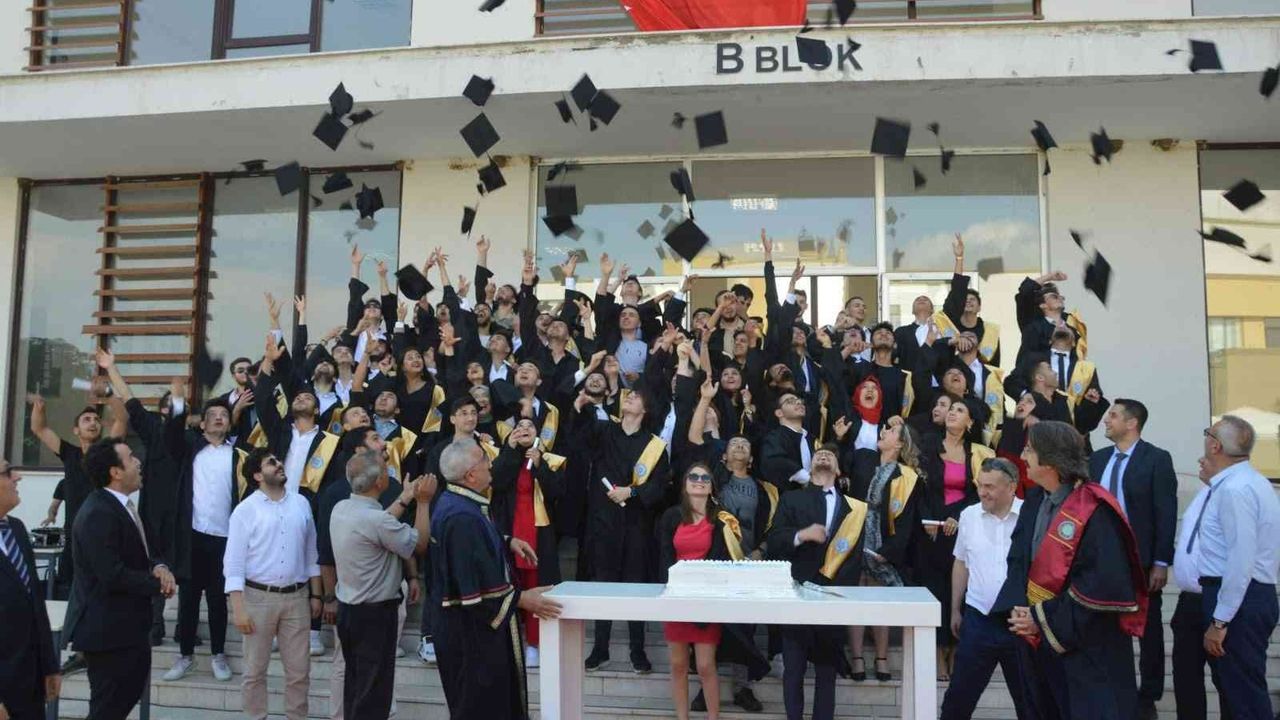 Orhangazi Meslek Yüksekokulu'nda mezuniyet sevinci