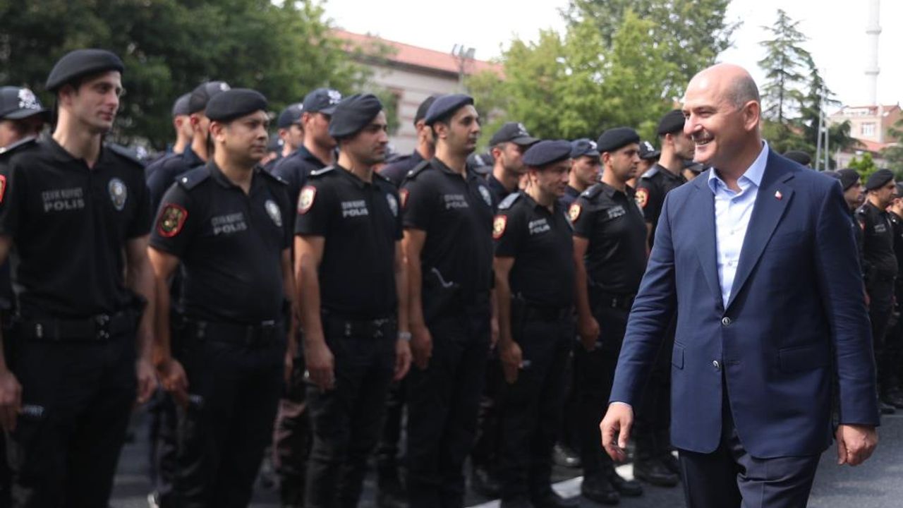 Bakan Soylu çevik kuvvet polisleri ile bayramlaştı