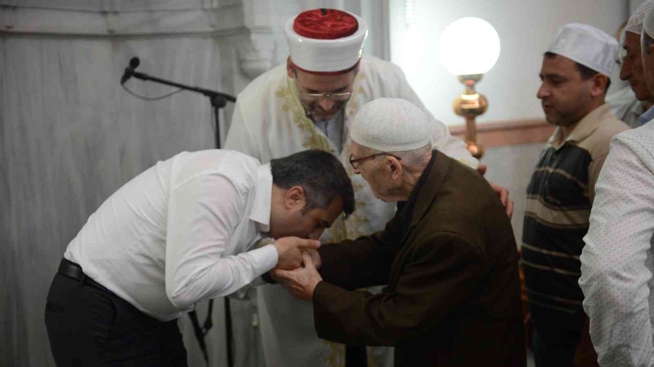 Başkan Yılmaz bayramı Tatbikat Camii’nde karşıladı