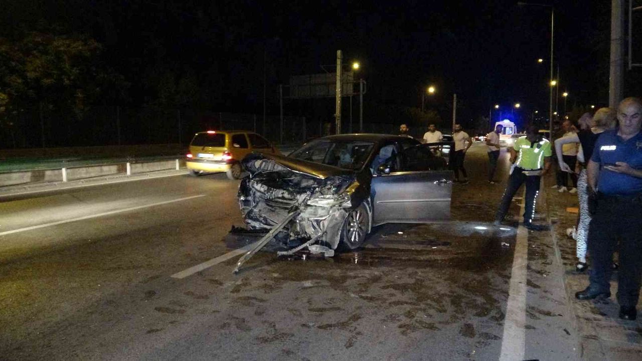 Bursa’da kontrolden çıkan araç başka otomobile çarptı
