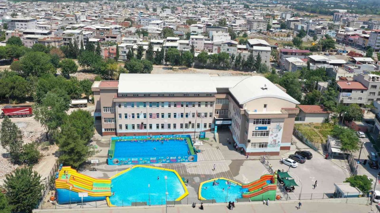 Bursa’da okul bahçelerinde aquapark eğlencesi