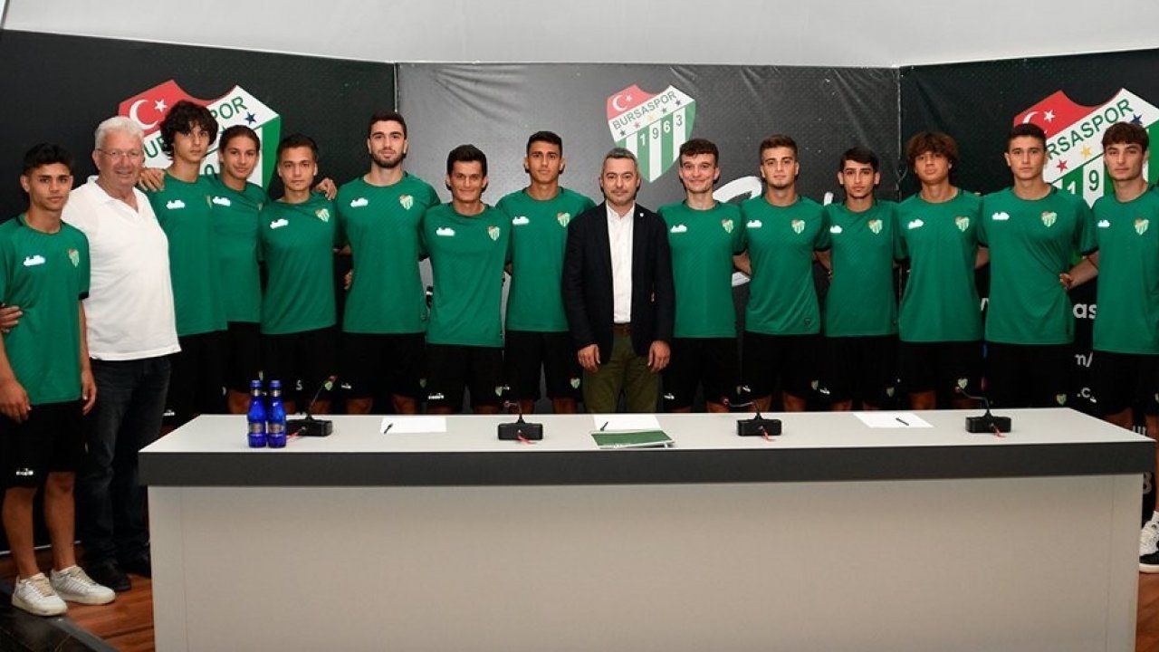 Bursaspor'dan 13 futbolcu ile profesyonel imza