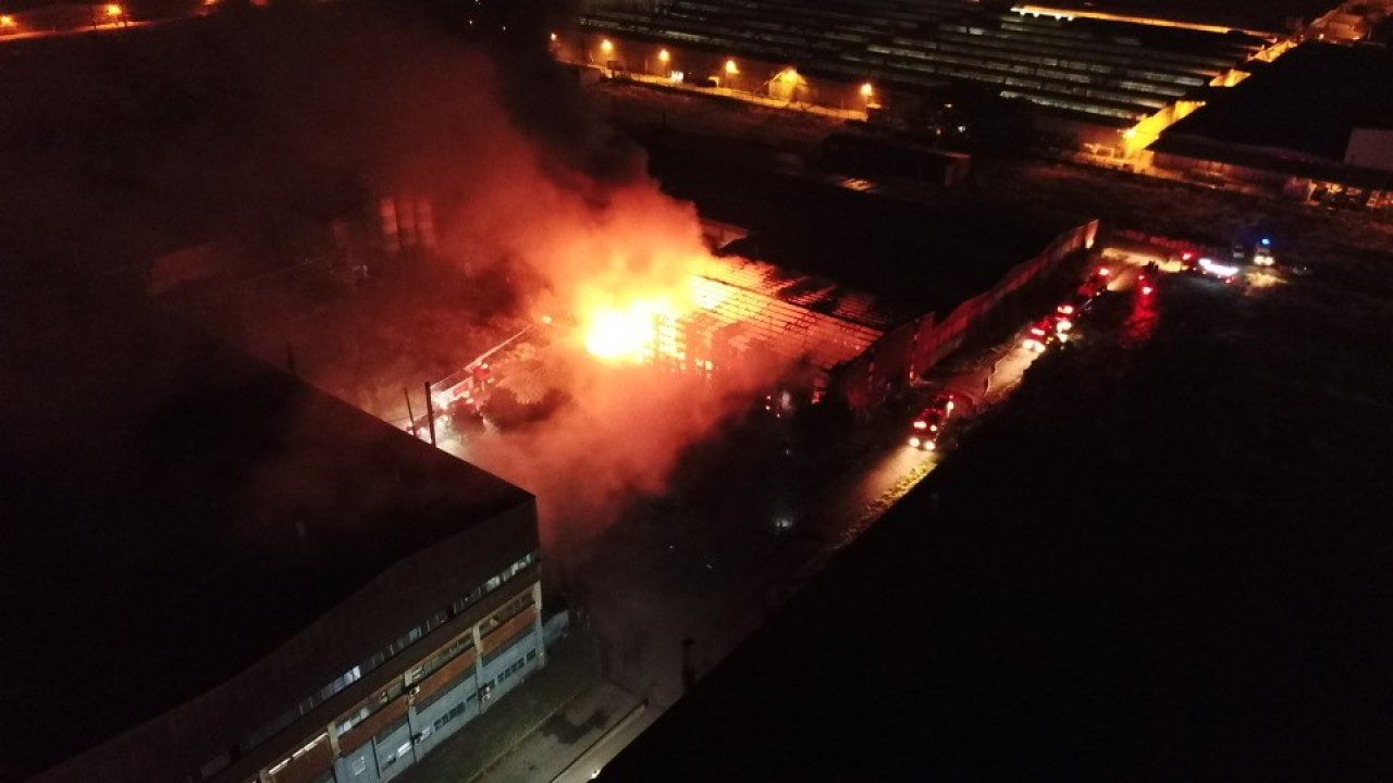 Fabrikada patlama sonrası yangın!