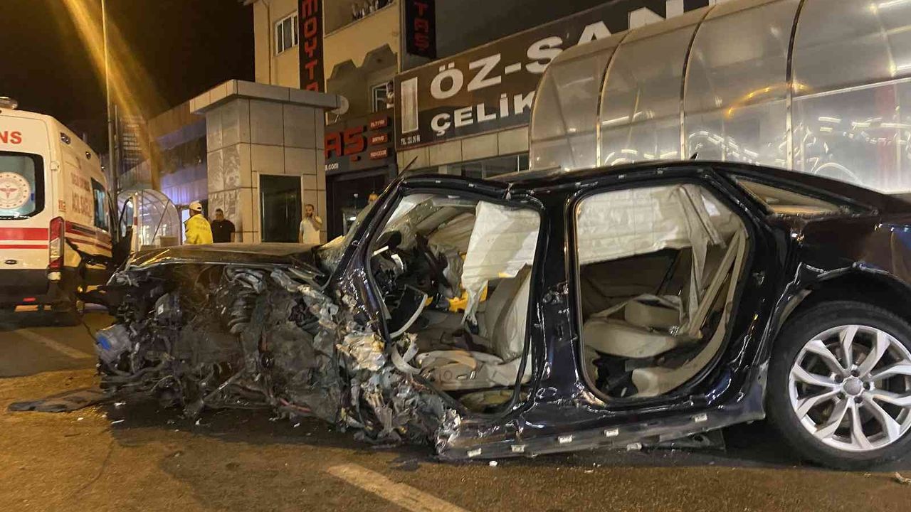 Bursa'da feci kaza! Metro duvarına ok gibi saplandı