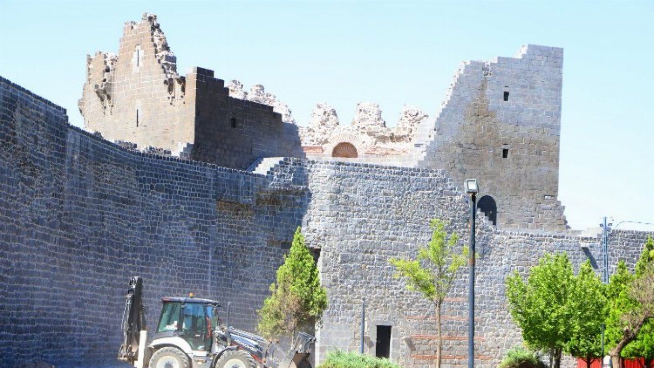 Diyarbakır'ın 'Surlarda Diriliş'i sürüyor... Benusen'de çevre düzenlemesi