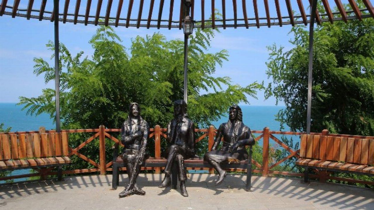 'Üç kız' heykeli tahrip edildi