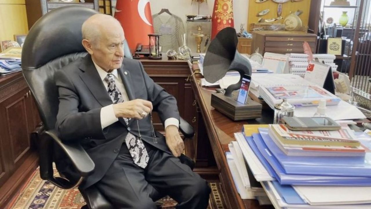 MHP lideri Bahçeli, ismini koyduğu radyo kanalı 'Efebey'in ilk yayınını dinledi