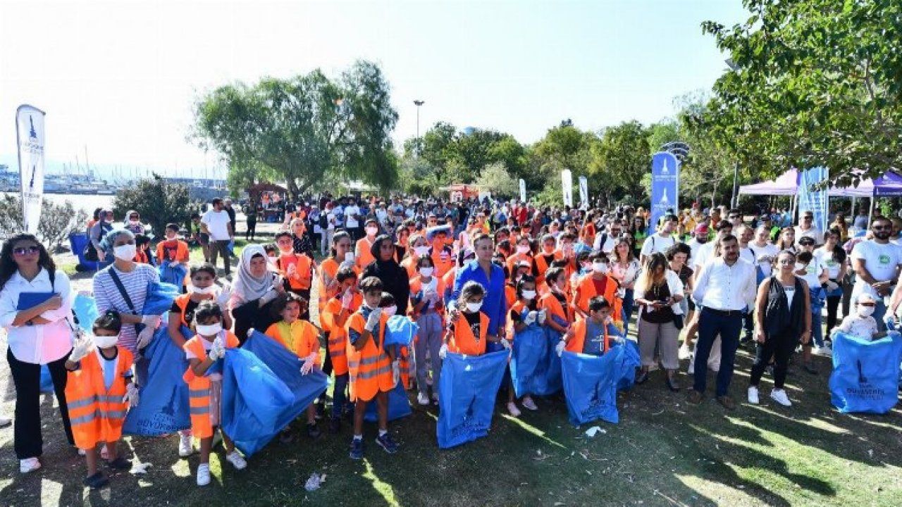 Çevre gönüllüleri İzmir'i temizliyor