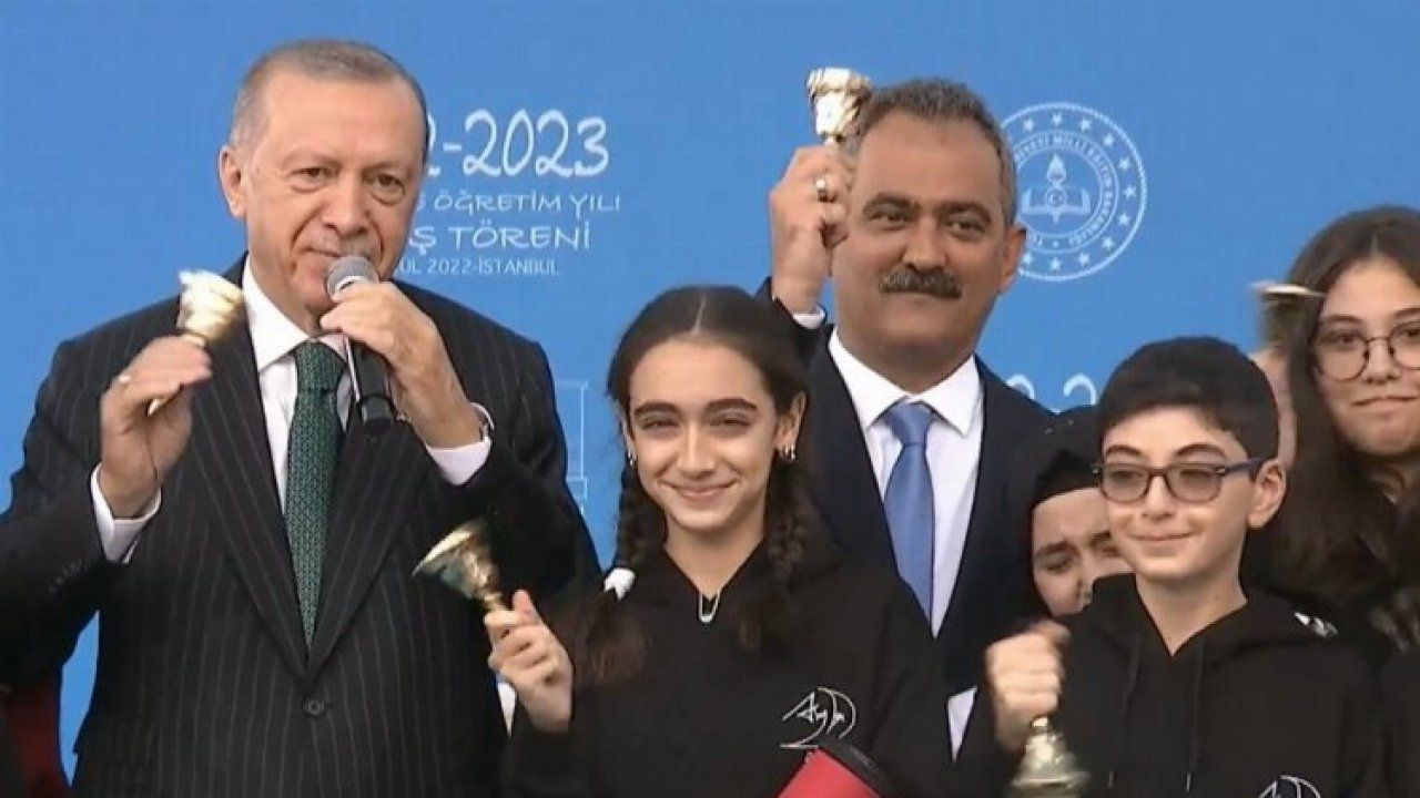 Cumhurbaşkanı Erdoğan ve Bakan Özer ilk ders zilini birlikte çaldılar
