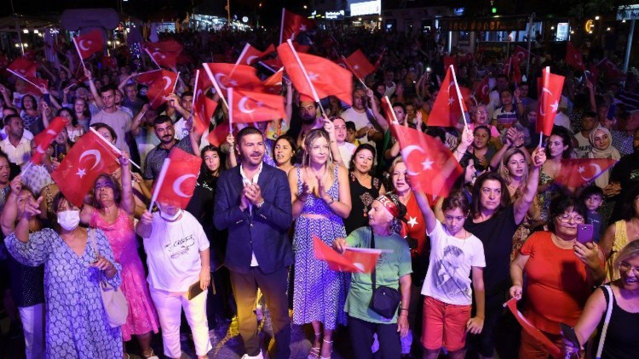 İzmir Foça'da 100. yıla coşkulu yürüyüş