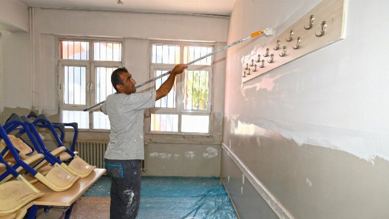 İzmir Karabağlar Belediyesi okulları da boyuyor