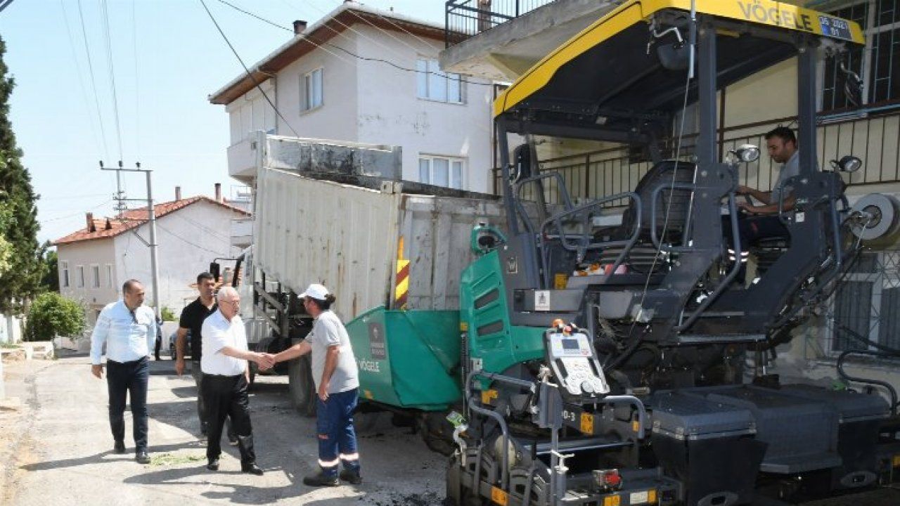 İzmir Karabağlar kendi ürettiği asfaltı sokaklara seriyor