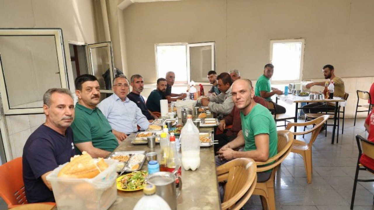 Mehmet Savran öğle yemeğini işçilerle yedi